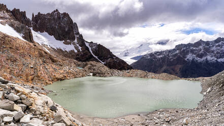 Foto einer majestätischen Bergkette vor einem ruhigen Gewässer im argentinischen Patagonien - ADSF49320