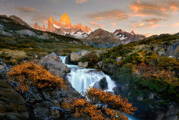 Foto eines majestätischen Wasserfalls, umgeben von der atemberaubenden Landschaft des argentinischen Patagoniens - ADSF49321