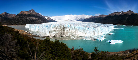 Photo of a majestic glacier floating in the crystal-clear waters of a Patagonian lake - ADSF49322