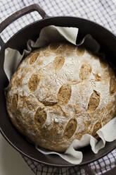 Frisch gebackenes Sauerteigbrot im gusseisernen Kochtopf - ONAF00683