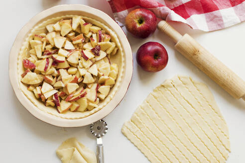 Backen von amerikanischem Apfelkuchen - ONAF00684