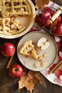 Frische Äpfel und amerikanischer Apfelkuchen - ONAF00689