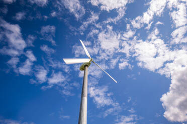 UK, Schottland, Windturbine vor dem Himmel - SMAF02667