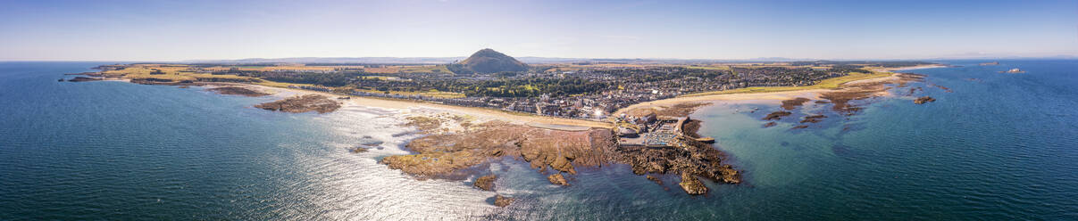 UK, Schottland, North Berwick, Luftpanorama der Küstenstadt - SMAF02668