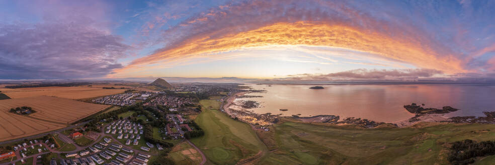 UK, Schottland, North Berwick, Luftpanorama der Küstenstadt bei Sonnenuntergang - SMAF02669