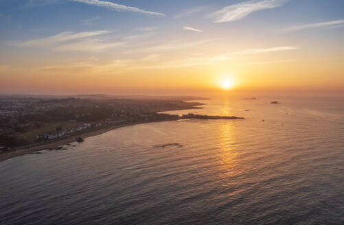 UK, Schottland, North Berwick, Luftaufnahme des Firth of Forth bei Sonnenuntergang - SMAF02673