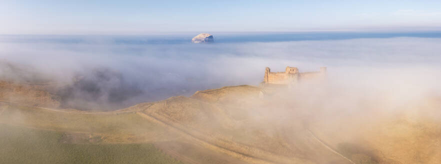 UK, Schottland, North Berwick, Luftaufnahme von Tantallon Castle im Morgennebel - SMAF02674