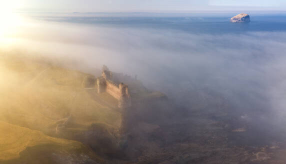 UK, Schottland, North Berwick, Luftaufnahme der in Morgennebel gehüllten Burg Tantallon - SMAF02676