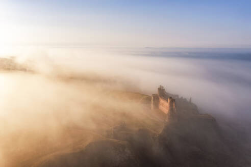 UK, Schottland, North Berwick, Luftaufnahme der in Morgennebel gehüllten Burg Tantallon - SMAF02677