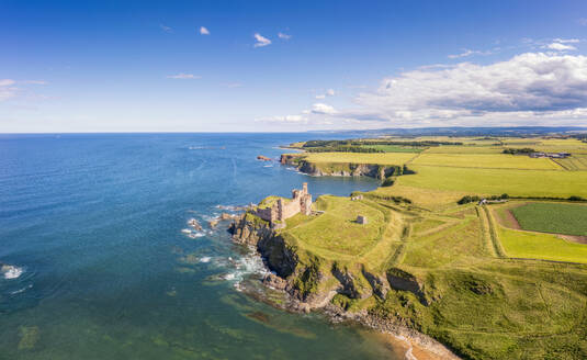 UK, Schottland, North Berwick, Luftaufnahme von Tantallon Castle und Firth of Forth im Sonnenlicht - SMAF02678