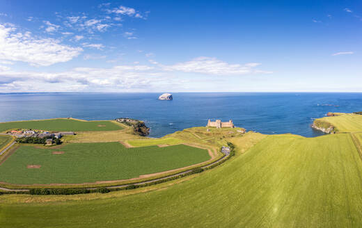 UK, Schottland, North Berwick, Luftaufnahme von Tantallon Castle und Firth of Forth im Sonnenlicht - SMAF02679