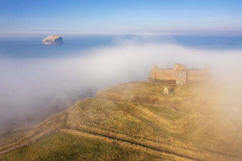 UK, Schottland, North Berwick, Luftaufnahme der in Morgennebel gehüllten Burg Tantallon - SMAF02680