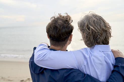 Vater und Sohn mit Arm um am Strand - PHDF00134