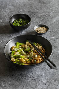 Vegane Miso-Udon-Schüssel mit Tofu, Zuckerschoten, Saubohnen und Rüben - EVGF04417