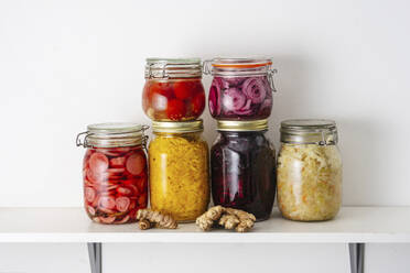 Gläser mit fermentiertem Gemüse im Regal zu Hause - TILF00023