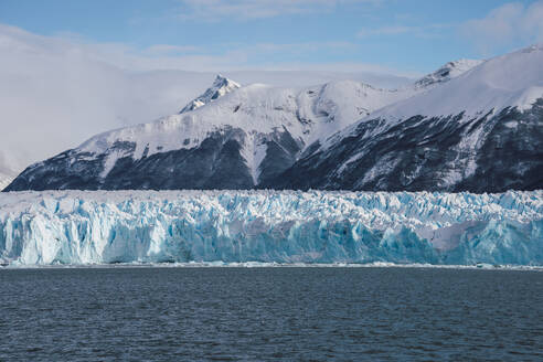 Perito-Moreno-Gletscher in Argentinien bei bewölktem Himmel - RSGF00957