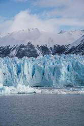 Eisberge in der Nähe des Perito-Moreno-Gletschers am See in Argentinien - RSGF00958