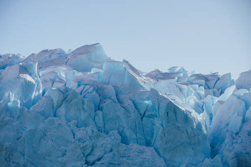 Perito-Moreno-Gletscher unter blauem Himmel bei Santa Cruz in Argentinien - RSGF00960
