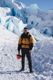 Lächelnder Mann auf dem Perito-Moreno-Gletscher in Argentinien - RSGF00961