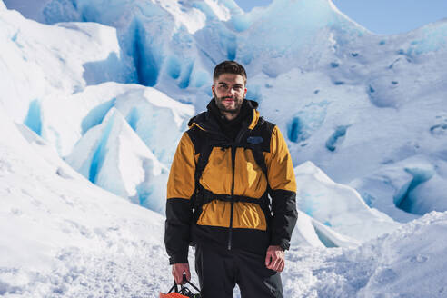 Junger Mann in warmer Kleidung am Perito-Moreno-Gletscher in Argentinien - RSGF00962