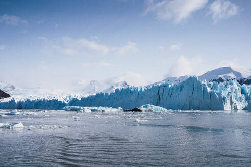 Perito-Moreno-Gletscher am Argentiniensee im Nationalpark Los Glaciares bei bewölktem Himmel - RSGF00967