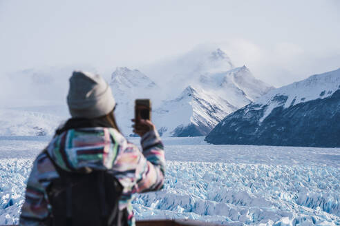 Frau fotografiert Berge im Nationalpark Los Glaciares in Argentinien - RSGF00970