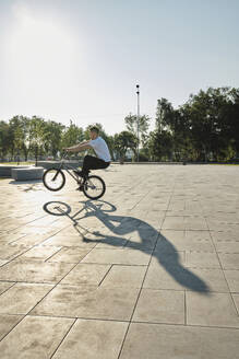 Mann fährt BMX-Rad im Park an einem sonnigen Tag - MRPF00024
