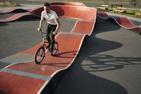 Mann fährt BMX-Rad auf einer Sportbahn im Park - MRPF00025