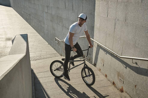 Mann fährt BMX-Rad an einem sonnigen Tag - MRPF00032