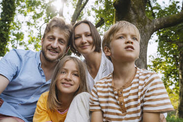 Vater und Mutter mit Kindern im Park - NDEF01444