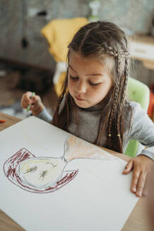 Mädchen lernt zu Hause mit Buntstiften zu zeichnen - ANAF02404