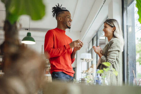 Glückliche junge Architekten stehen und diskutieren in einem Café - JOSEF22145