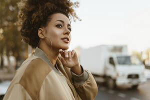 Smiling young woman with hand on chin - ANNF00638