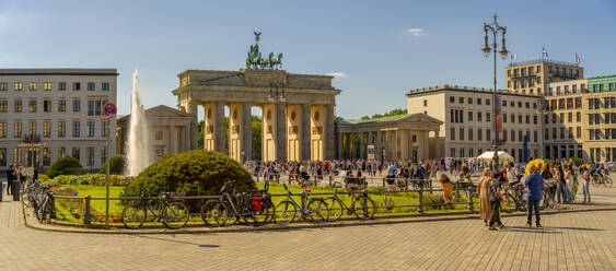 View of Brandenburg Gate and visitors in Pariser Platz on sunny day, Mitte, Berlin, Germany, Europe - RHPLF28919