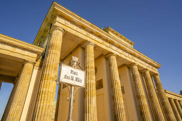 View of Brandenburg Gate from Platz des 18 Marz on sunny day, Mitte, Berlin, Germany, Europe - RHPLF28920