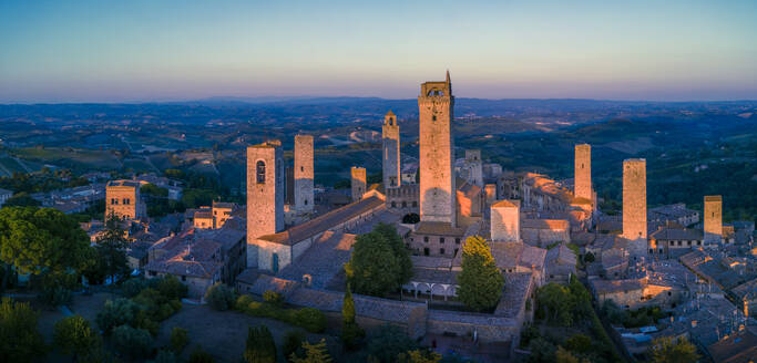 Elevated view of San Gimignano and towers at sunset, San Gimignano, UNESCO World Heritage Site, Tuscany, Italy, Europe - RHPLF28947