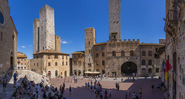 View of towers and Piazza del Duomo in San Gimignano, San Gimignano, UNESCO World Heritage Site, Province of Siena, Tuscany, Italy, Europe - RHPLF29009