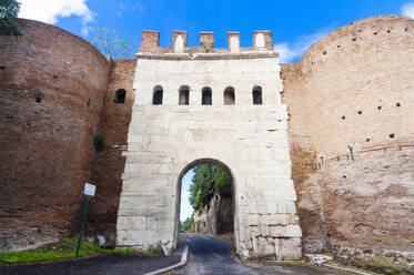 Porta Latina (Latin Gate), Roman Aurelian Walls (Mura Aureliane), UNESCO World Heritage Site, Rome, Latium (Lazio), Italy, Europe - RHPLF29135