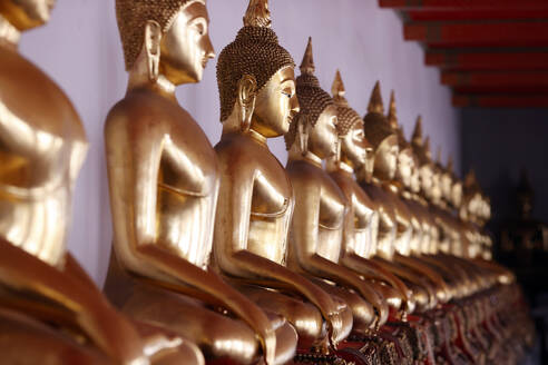 Row of golden Buddha statues, earth witness gesture, Wat Pho (Temple of the Reclining Buddha), Bangkok, Thailand, Southeast Asia, Asia - RHPLF29224