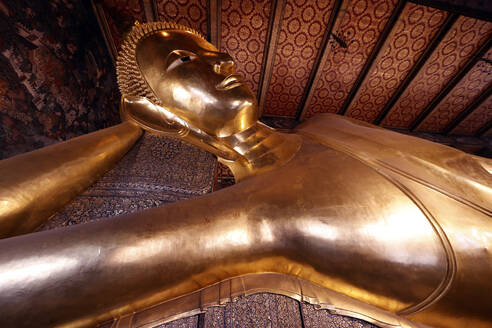 Big Reclining golden Buddha statue (Phra Buddhasaiyas), Wat Pho (Temple of the Reclining Buddha), Bangkok, Thailand, Southeast Asia, Asia - RHPLF29225