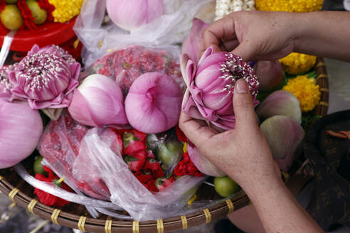 Flower garlands as temple offerings for Hindu ceremony, Indian flower shop at Sri Maha Mariamman Temple, Bangkok, Thailand, Southeast Asia, Asia - RHPLF29230