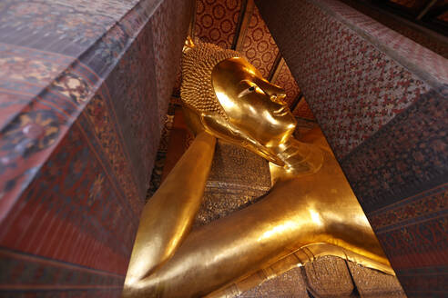 Wat Pho (Temple of the Reclining Buddha), big reclining golden Buddha statue (Phra Buddhasaiyas), Bangkok, Thailand, Southeast Asia, Asia - RHPLF29249