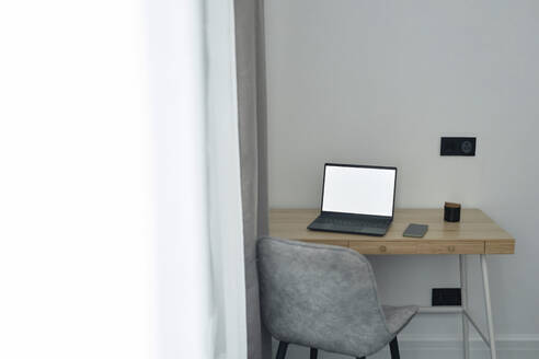 Holztisch mit drahtlosem Laptop im Home Office - KPEF00347