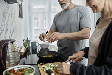 Ehepaar kocht gemeinsam zu Hause das Mittagessen - KPEF00368