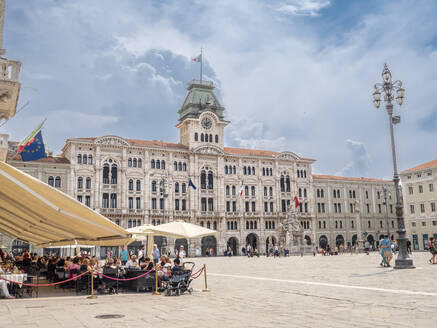 Caffe degli Spegli und das Rathaus, Piazza dell'Unita d'Italia, Triest, Friaul-Julisch-Venetien, Italien, Europa - RHPLF29315