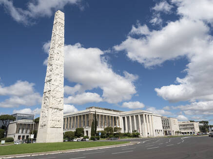 Obelisk in der Mitte der Piazza Marconi, faschistische Architektur, EUR-Viertel, Rom, Latium, Italien, Europa - RHPLF29330