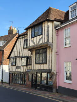 High Street und Buchhandlung aus dem 15. Jahrhundert, Lewes, East Sussex, England, Vereinigtes Königreich, Europa - RHPLF29336