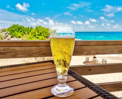 Kaltes Bier an einem heißen Tag am Strand, South Shore, Bermuda, Nordatlantik - RHPLF29341