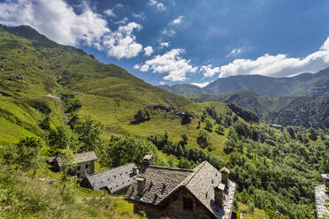 Die bukolische Landschaft des Mastellone-Tals im Sommer, Rimella, Valsesia, Bezirk Vercelli, Piemont, Italien, Europa - RHPLF29344