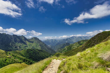 Die bukolische Landschaft des Mastellone-Tals im Sommer, Rimella, Valsesia, Bezirk Vercelli, Piemont, Italien, Europa - RHPLF29349